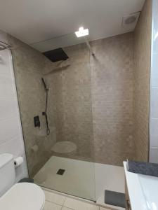 W łazience znajduje się przeszklony prysznic i toaleta. w obiekcie Apartamento Reload Complex Amaya Fuerteventura w mieście Costa de Antigua