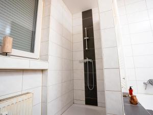 Bilik mandi di Serviceroom24 - Apartment 3 in Recklinghausen WLAN - Smart-TV - 24-7 Check-in und Küche +14 gambar