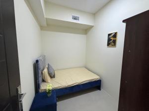 Giường trong phòng chung tại Spacious Partition Room for Couple