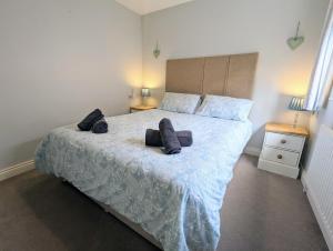 Katil atau katil-katil dalam bilik di Cockle Cottage - Crabpot Cottages