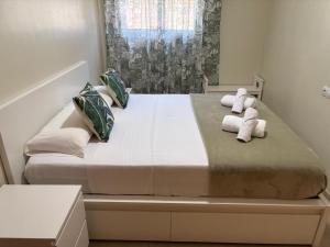 una camera da letto con un grande letto con asciugamani di Family Relax Salou a Salou