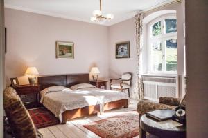 a bedroom with a bed and a window at Villa Titina in Miedzygorze