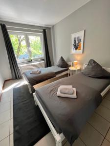 twee bedden in een kamer met een raam bij Apartment Central 10E 90qm Wi-Fi free Parking calm back house in Dortmund