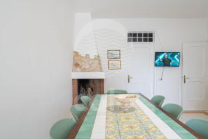 comedor con mesa y sillas en Villa Mosaico, en Torre Lapillo