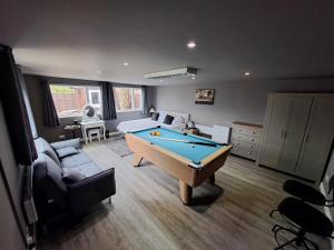 ein Wohnzimmer mit einem Billardtisch in der Unterkunft Westleigh House in Fishbourne