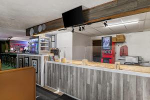 a fast food restaurant with a counter and a counter at Americas Best Value Inn - Lincoln Airport in Lincoln