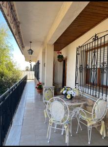 patio con mesa y sillas en el balcón en Casa Chalet Venta Ruizo, en Lorca