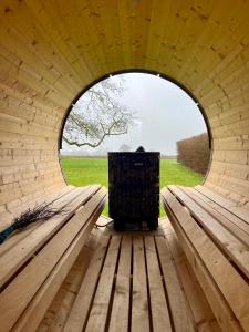 - une vue intérieure sur un igloo en bois avec une fenêtre dans l'établissement Søndergård, à Borre