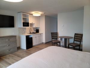 Kuchyň nebo kuchyňský kout v ubytování West Beach Suites