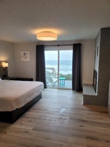 Postel nebo postele na pokoji v ubytování West Beach Suites