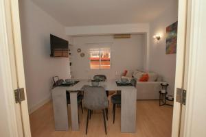 帕特納的住宿－Precioso Apartamento en Valencia，厨房以及带桌椅的用餐室。