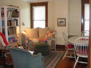 sala de estar con sofá, mesa y sillas en PriceHouseInn en Glen Rose