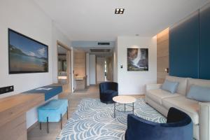 a living room with a couch and a table at Rivage Hôtel & Spa Annecy in Annecy