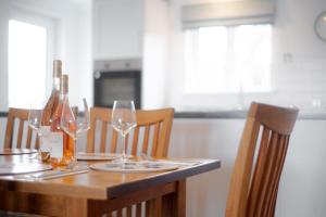 tavolo da pranzo con bicchieri da vino di Trevose Golf and Country Club a Padstow