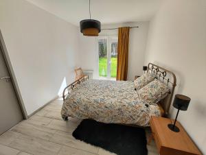 - une chambre avec un lit, une table et une fenêtre dans l'établissement Le Soleil au Paradis (des Pyrénées), à Vernet-les-Bains