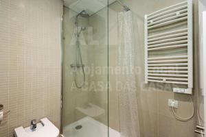 Un baño con ducha, inodoro y lavabo. en Sofia Beach Apartment by ACasaDasCasas, en Ericeira