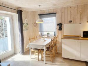 uma cozinha e sala de jantar com mesa e cadeiras em You and Me nel cuore antico di Aosta em Aosta