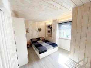 mała sypialnia z łóżkiem i oknem w obiekcie You and Me nel cuore antico di Aosta w Aoście