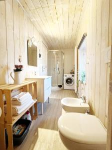 uma casa de banho com 2 WC e um lavatório em You and Me nel cuore antico di Aosta em Aosta
