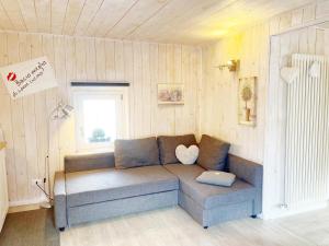 salon z kanapą i poduszką. w obiekcie You and Me nel cuore antico di Aosta w Aoście +9 zdjęć