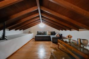 sala de estar con techos de madera y sofá en Finca La Sabina, en Guarazoca