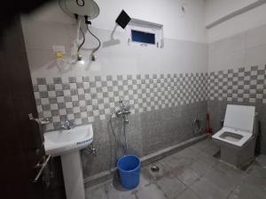 un bagno con lavandino e WC di Chandarshila hike homestay a Ukhimath