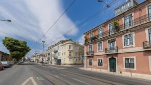 una calle vacía en una ciudad con edificios en Sunny Belém Home by LovelyStay en Lisboa