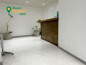 uma área de recepção com um pódio de madeira num quarto em Hostal Brasil 1050 em La Serena