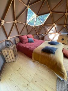 - une chambre avec un lit dans une yourte dans l'établissement Dôme/insolite/parc régional du Pilat, à Saint-Appolinard