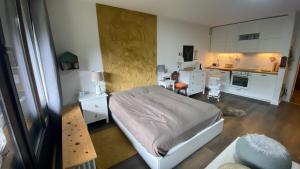 a small bedroom with a bed and a kitchen at Studio consys in Bad Hofgastein