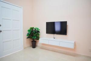 TV a/nebo společenská místnost v ubytování Peach Homestay Tasik Puteri + 4 fotografie