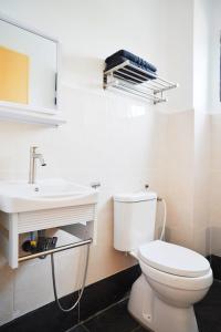 萬撓的住宿－Peach Homestay Tasik Puteri，浴室配有白色卫生间和盥洗盆。