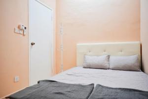 Postel nebo postele na pokoji v ubytování Peach Homestay Tasik Puteri