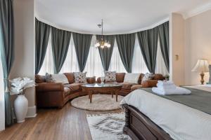 Posezení v ubytování Beautiful Condo - King Bed - Free Waffle Breakfast