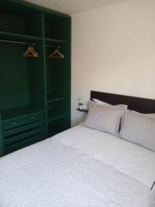 Letto o letti in una camera di Com a casa