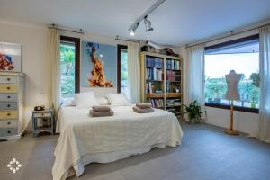 ein Schlafzimmer mit einem Bett, auf dem zwei Handtücher liegen in der Unterkunft Villa Barbados by Abahana Luxe in Fanadix + 18 Fotos