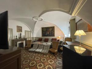 La maison du Barry في Collias: غرفة معيشة مع أريكة ومدفأة
