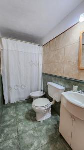 y baño con aseo, lavabo y bañera. en La gringa 3 en San Carlos de Bariloche