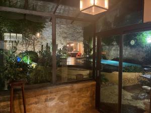 Collias的住宿－La maison du Barry，客房设有大窗户和游泳池
