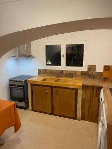 A kitchen or kitchenette at La maison du Barry