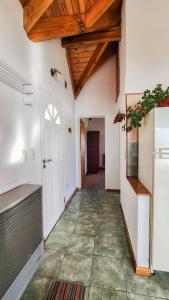 Habitación con un pasillo con techo de madera y puerta. en La gringa 3 en San Carlos de Bariloche
