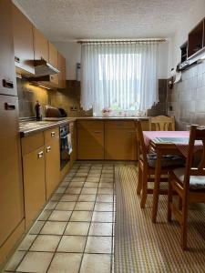 a kitchen with a table and a dining room at Nahe Düsseldorf Flughafen und Messe, charmante 3-Zimmer-Wohnung mit Küche in Duisburg