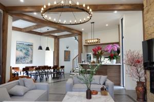 ein Wohnzimmer mit Sofas und ein Esszimmer in der Unterkunft Valentina Castle - Melorita Hòa Lạc in Hanoi