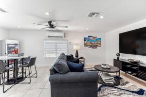 - un salon avec un canapé et une table dans l'établissement Miami Oasis, Spacious 4-Bedroom Home with Pool, à Miami