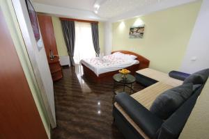 sala de estar con cama y sofá en Villa Maki, en Ohrid