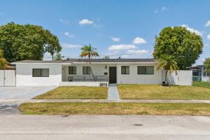 une maison blanche avec des palmiers devant elle dans l'établissement Miami Oasis, Spacious 4-Bedroom Home with Pool, à Miami