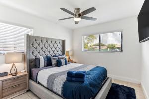 Un dormitorio con una cama y un ventilador de techo. en Miami Oasis, Spacious 4-Bedroom Home with Pool, en Miami 27 fotos más