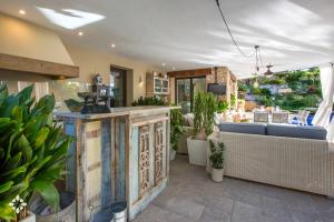 eine Terrasse mit Pflanzen und einer Bar in einem Restaurant in der Unterkunft Villa Barbados by Abahana Luxe in Fanadix