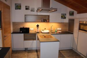 cocina con fregadero y encimera en Fewo Waldheim, en Greifenburg