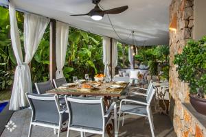 Restaurace v ubytování Villa Barbados by Abahana Luxe
